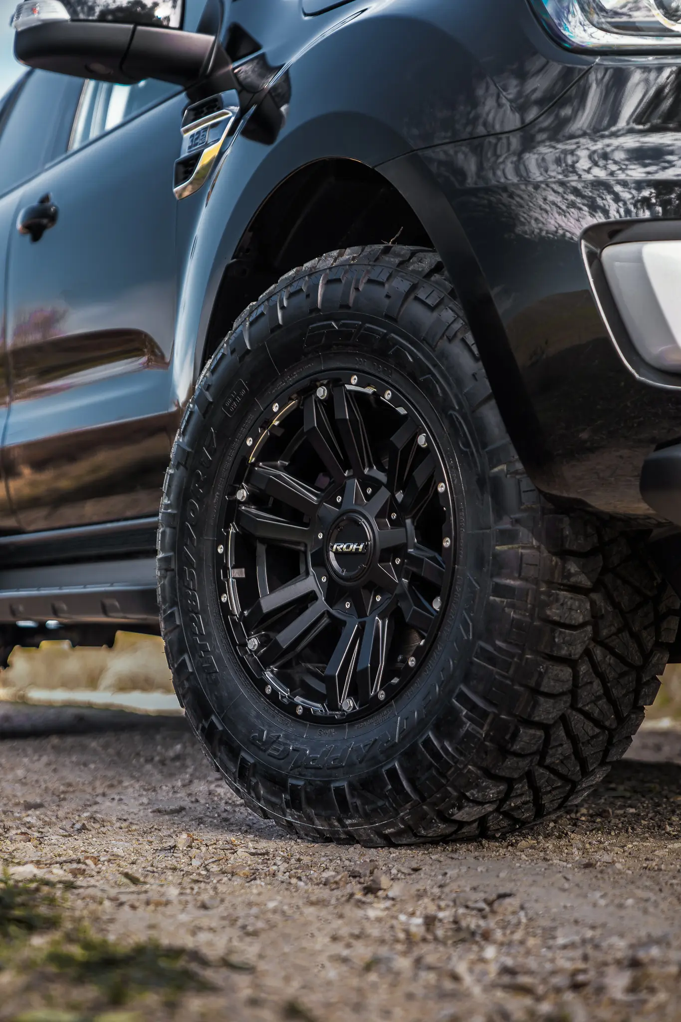 Ford Everest with 17x9 +25 ROH Vapour Matte Black Machined Accents 4x4 Wheel