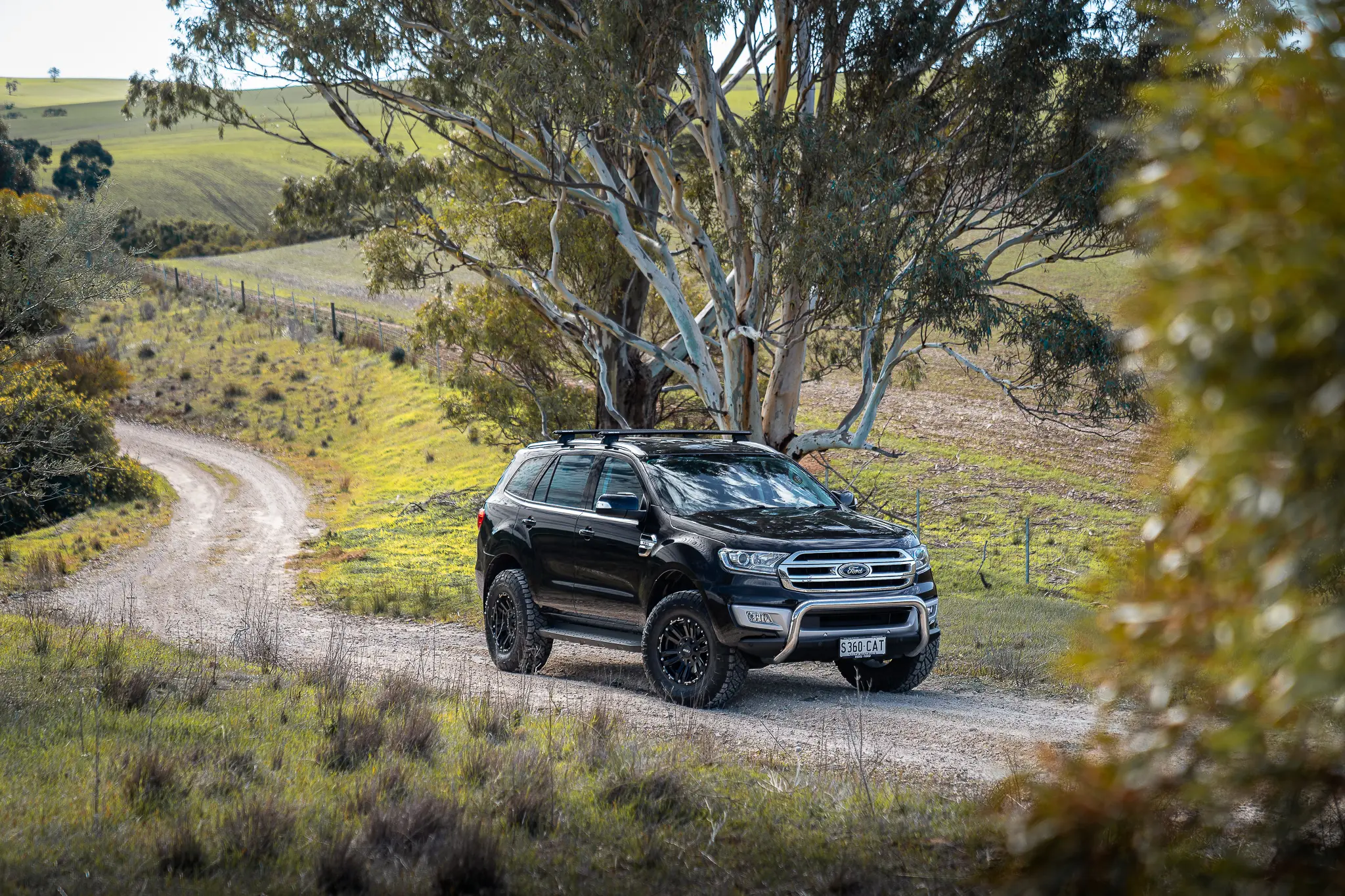 Ford Everest with 17x9 +25 ROH Vapour Matte Black Machined Accents 4x4 Wheel