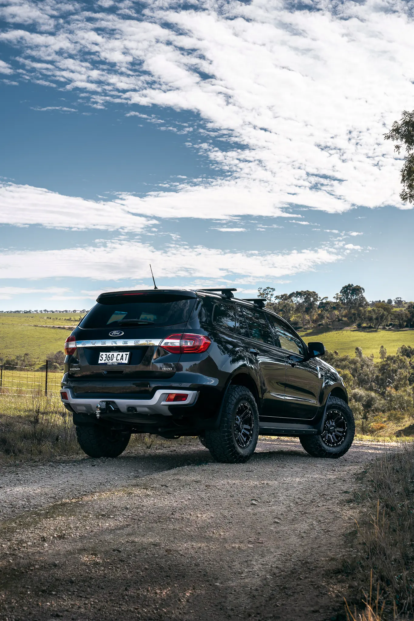 Ford Everest with 17x9 +25 ROH Vapour Matte Black Machined Accents 4x4 Wheel