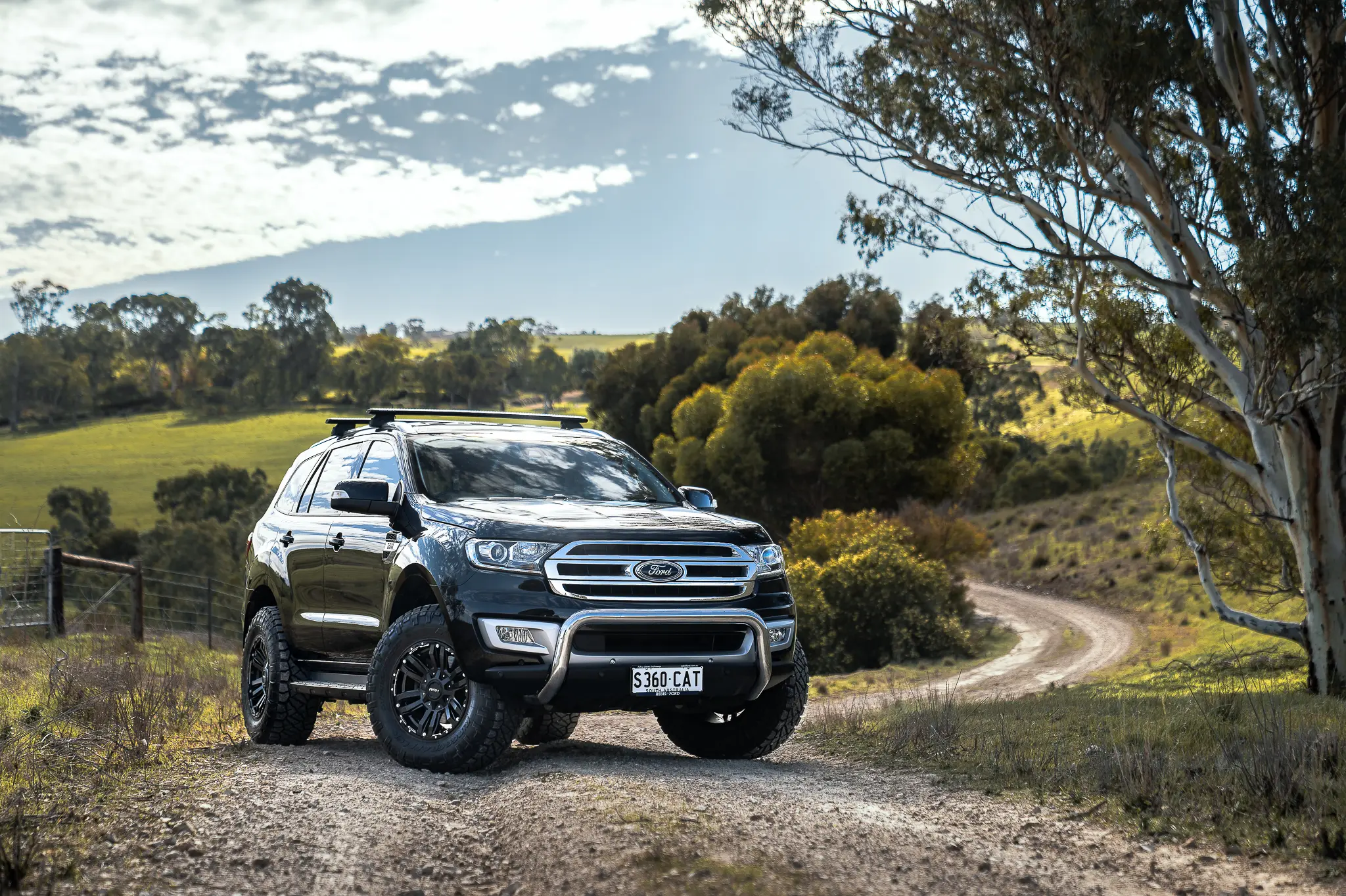 Ford Everest with 17x9 +25 ROH Vapour Matte Black Machined Accents 4x4 Wheel