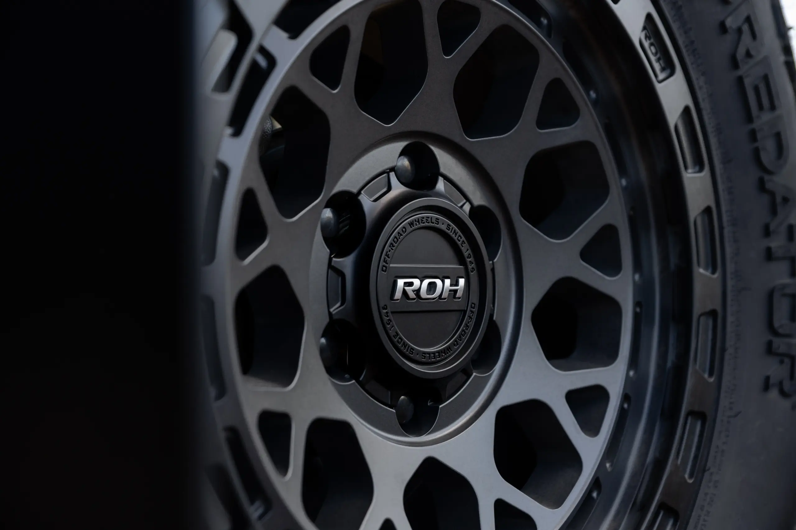 Close-up of ROH Cap on Atlas 4x4 Wheel in Graphite Centre Black Lip finish