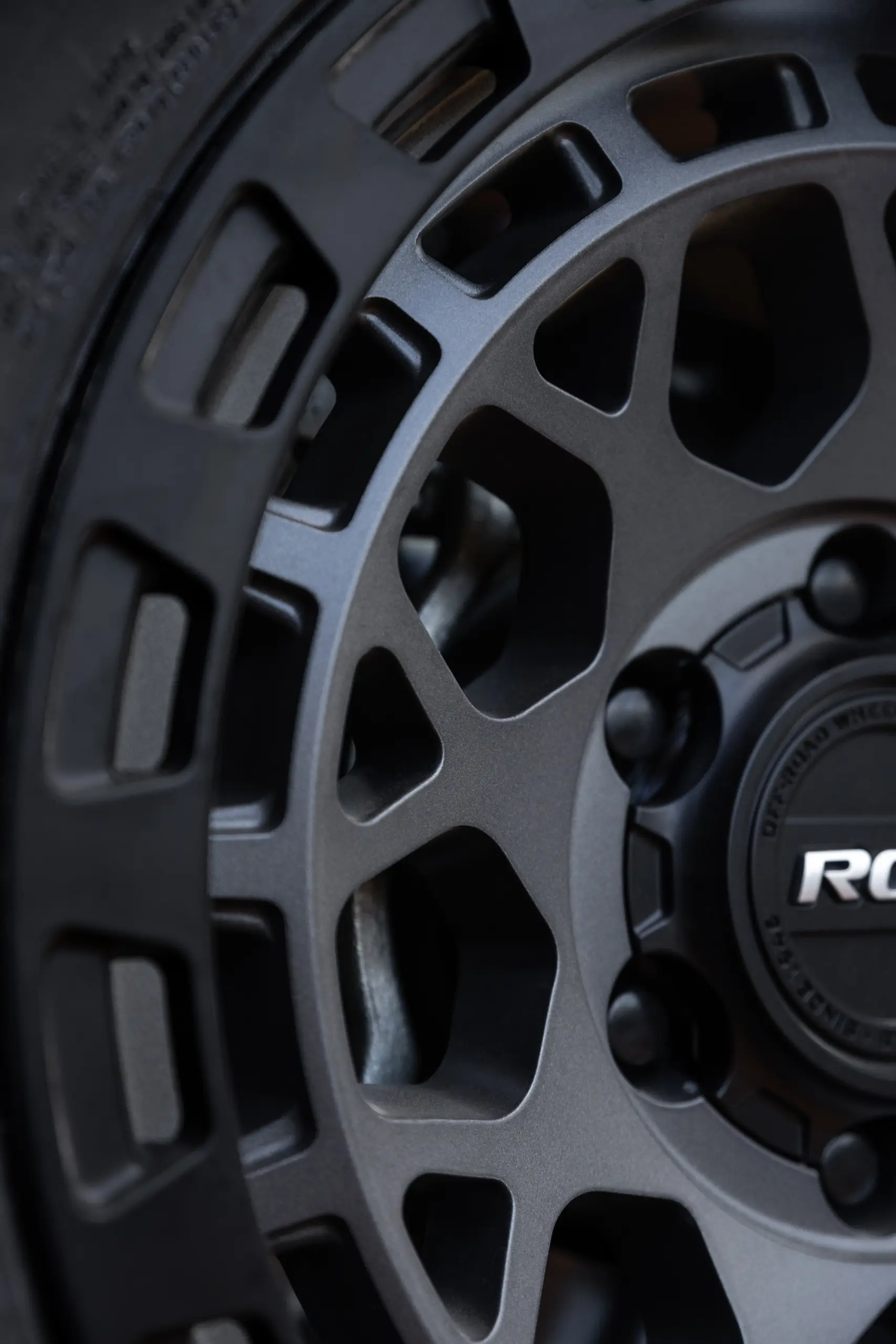 Close-up of spokes on ROH Atlas 4x4 Wheel in Graphite Centre Black Lip finish