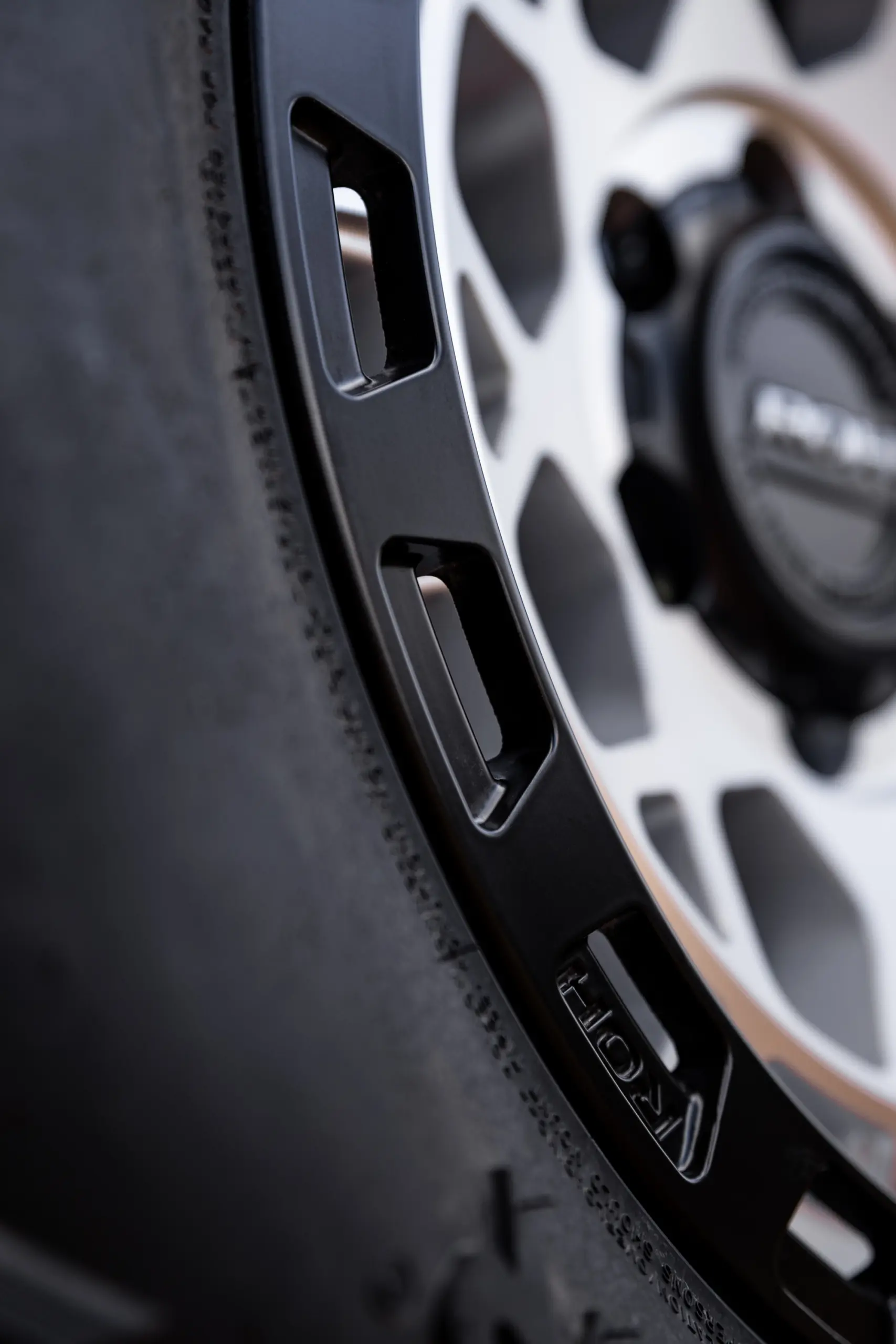 Close-up of lip on ROH Atlas 4x4 Wheel in Machined Centre Black Lip finish