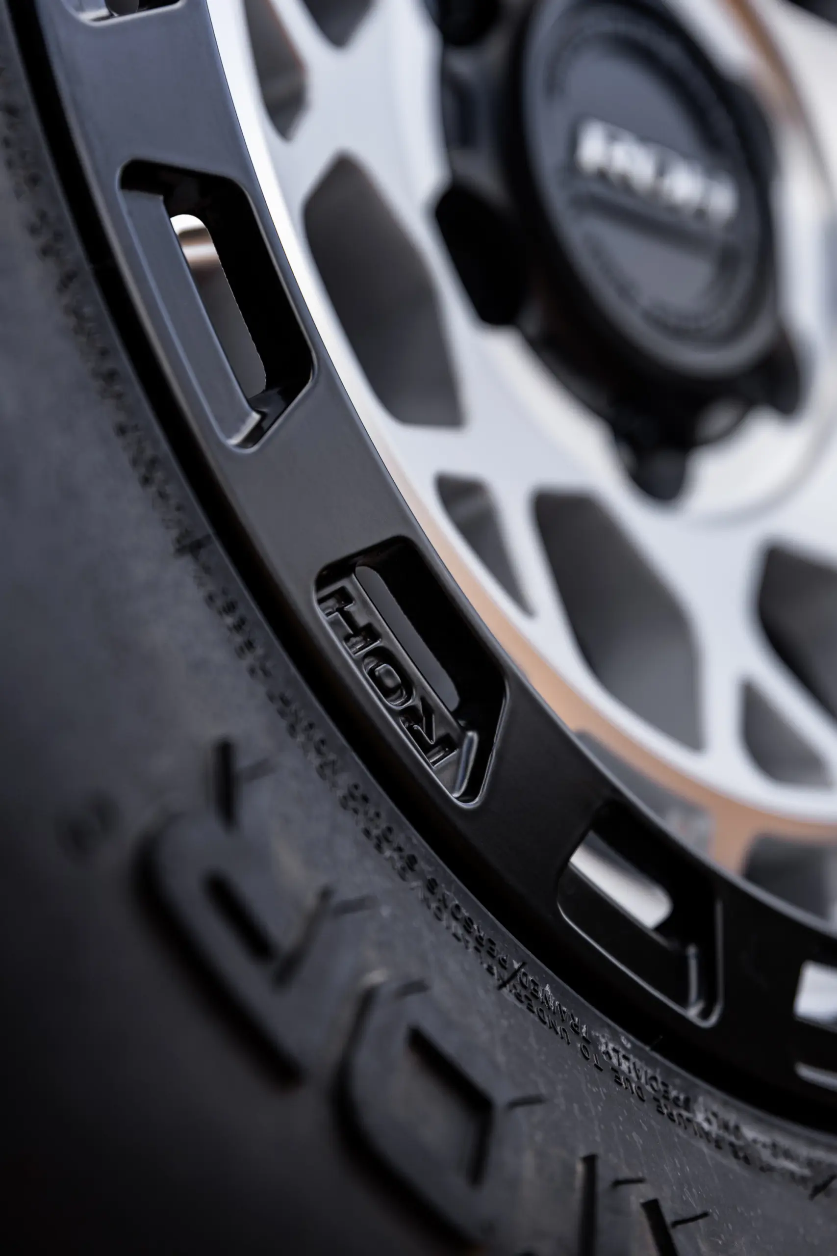 Close-up of lip on ROH Atlas 4x4 Wheel in Machined Centre Black Lip finish