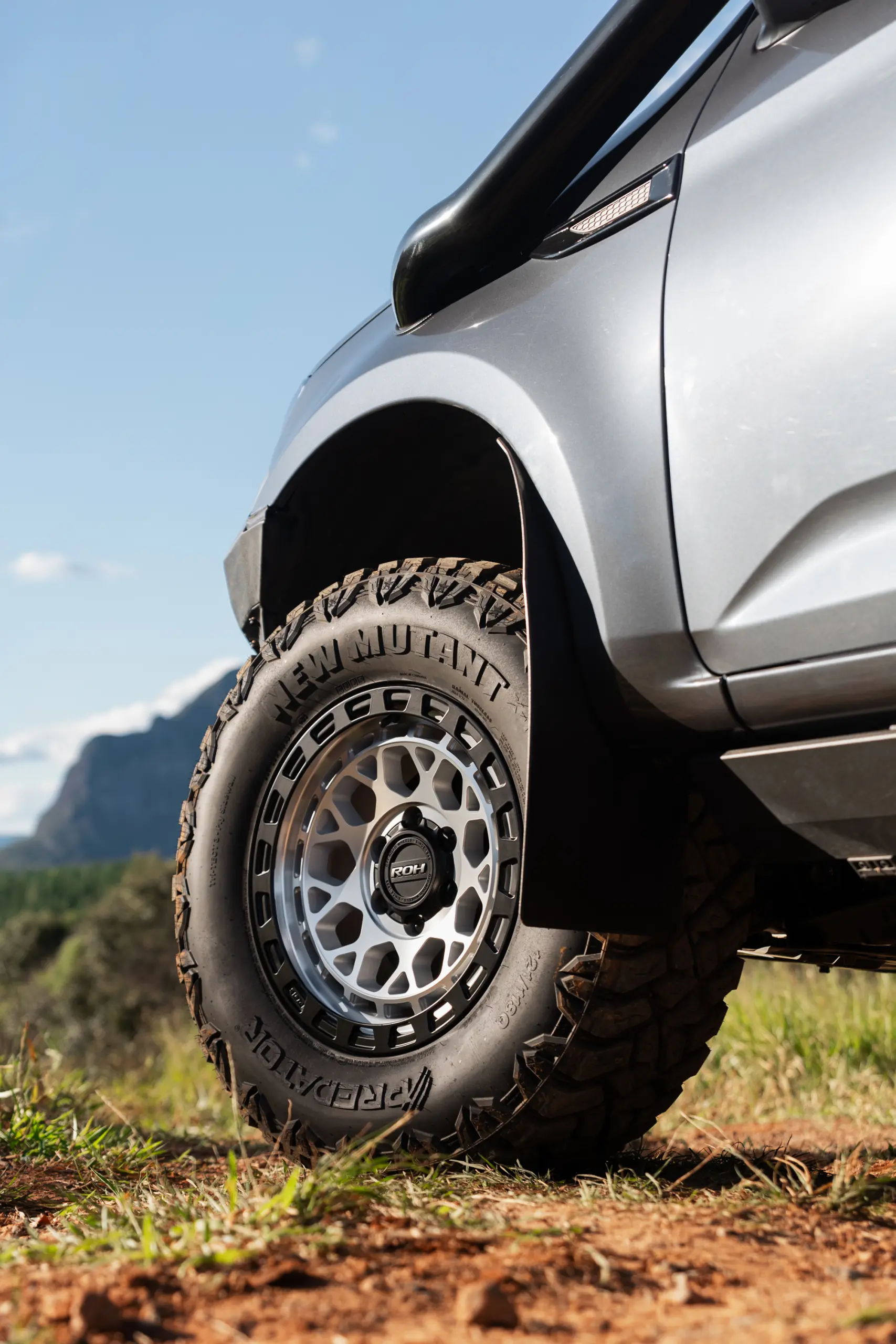 Grey Isuzu MU-X with ROH Atlas 4x4 Wheel in Machined Centre Black Lip finish off road