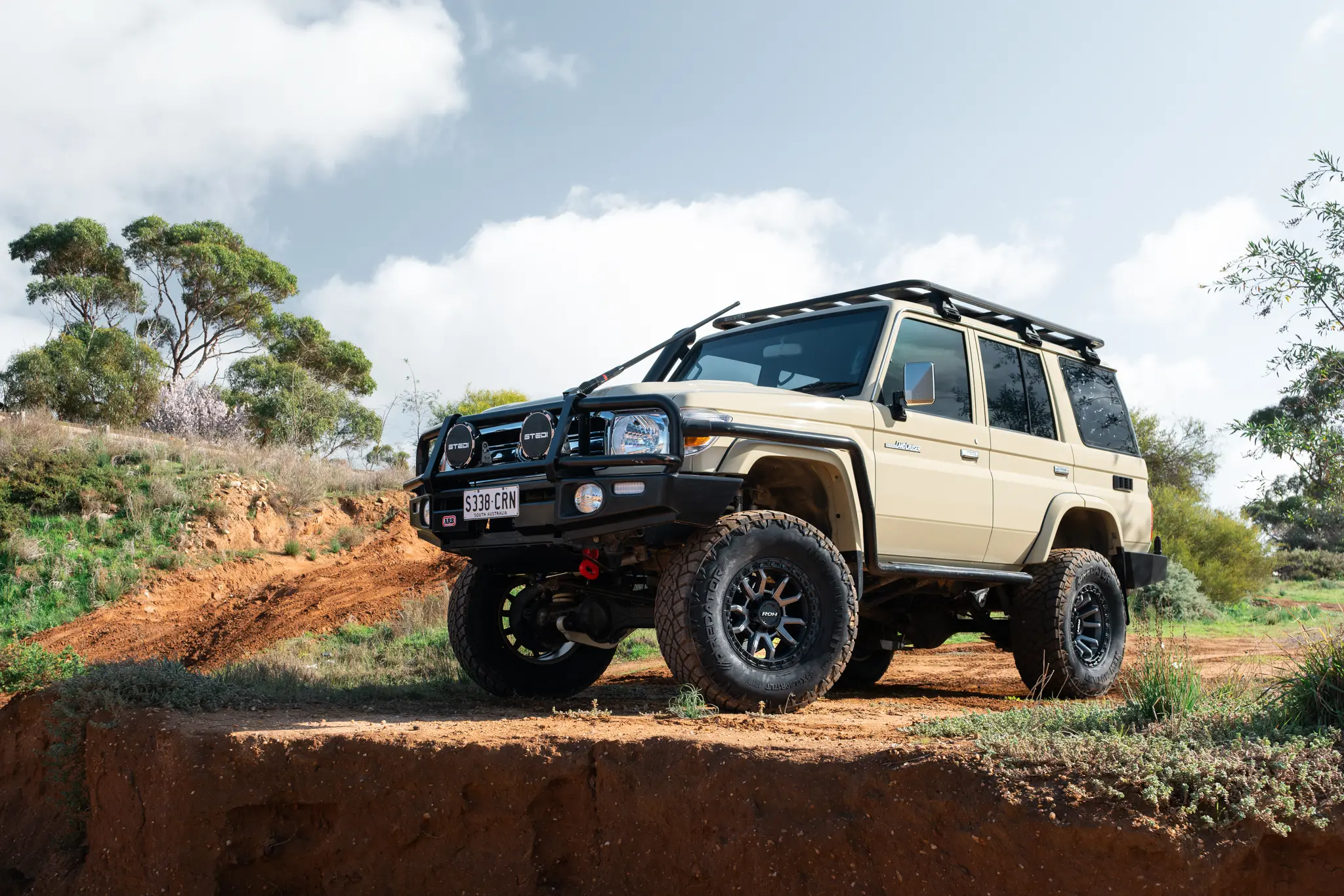 Toyota LandCruiser 76 Series with Graphite Centre Black Lip Raid 5 4x4 Wheel off road