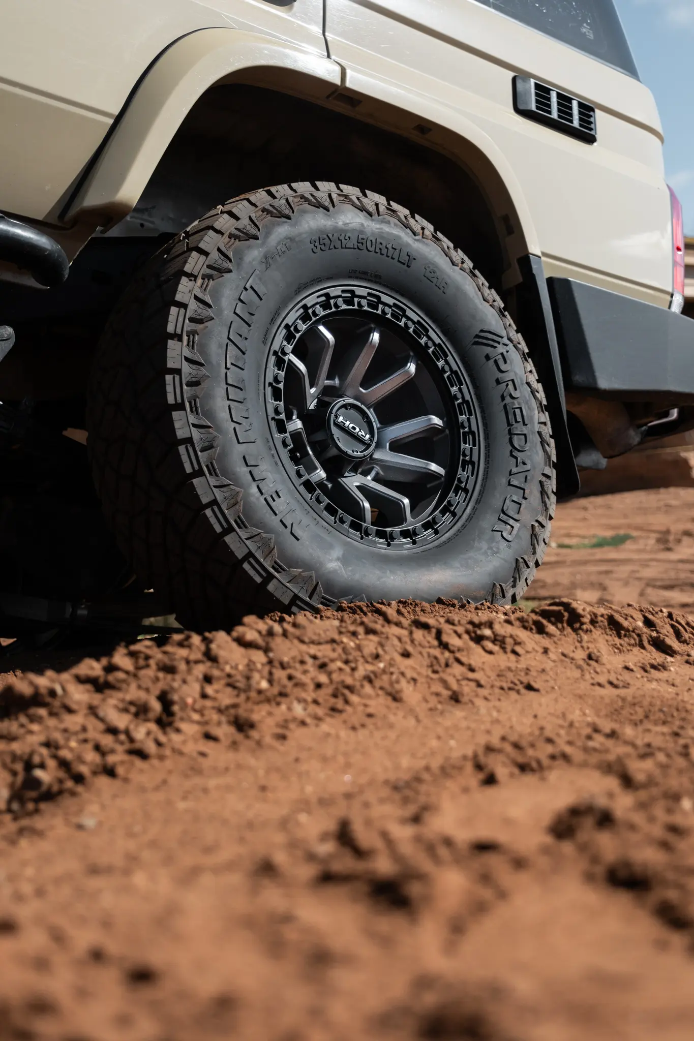 Toyota LandCruiser 76 Series with Graphite Centre Black Lip Raid 5 4x4 Wheel off road