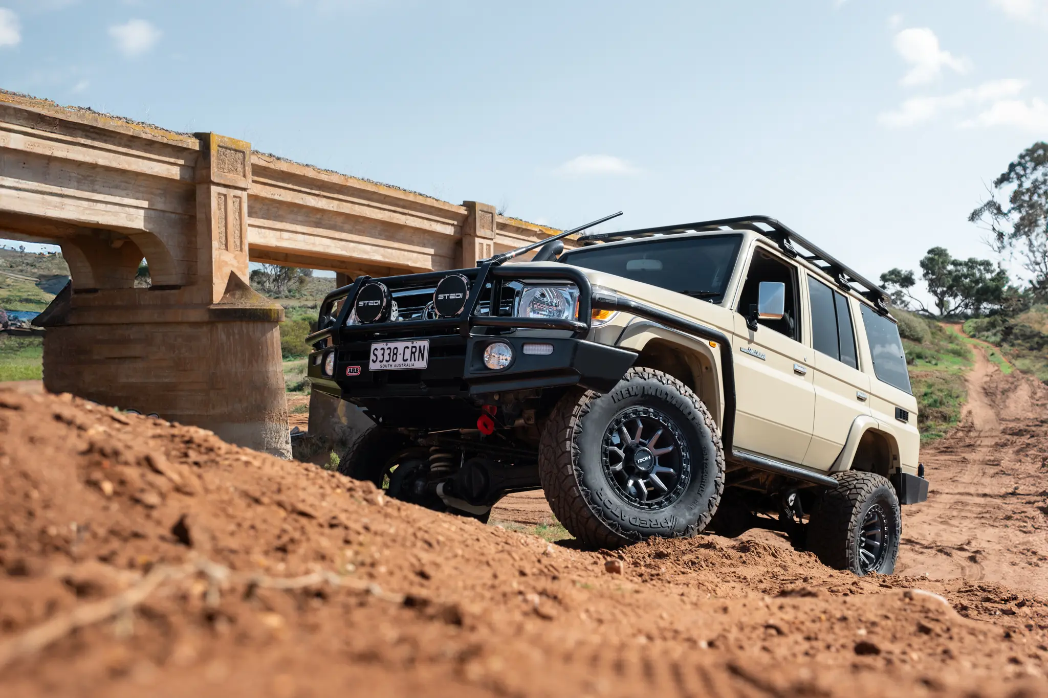 Toyota LandCruiser 76 Series with Graphite Centre Black Lip Raid 5 4x4 Wheel off road