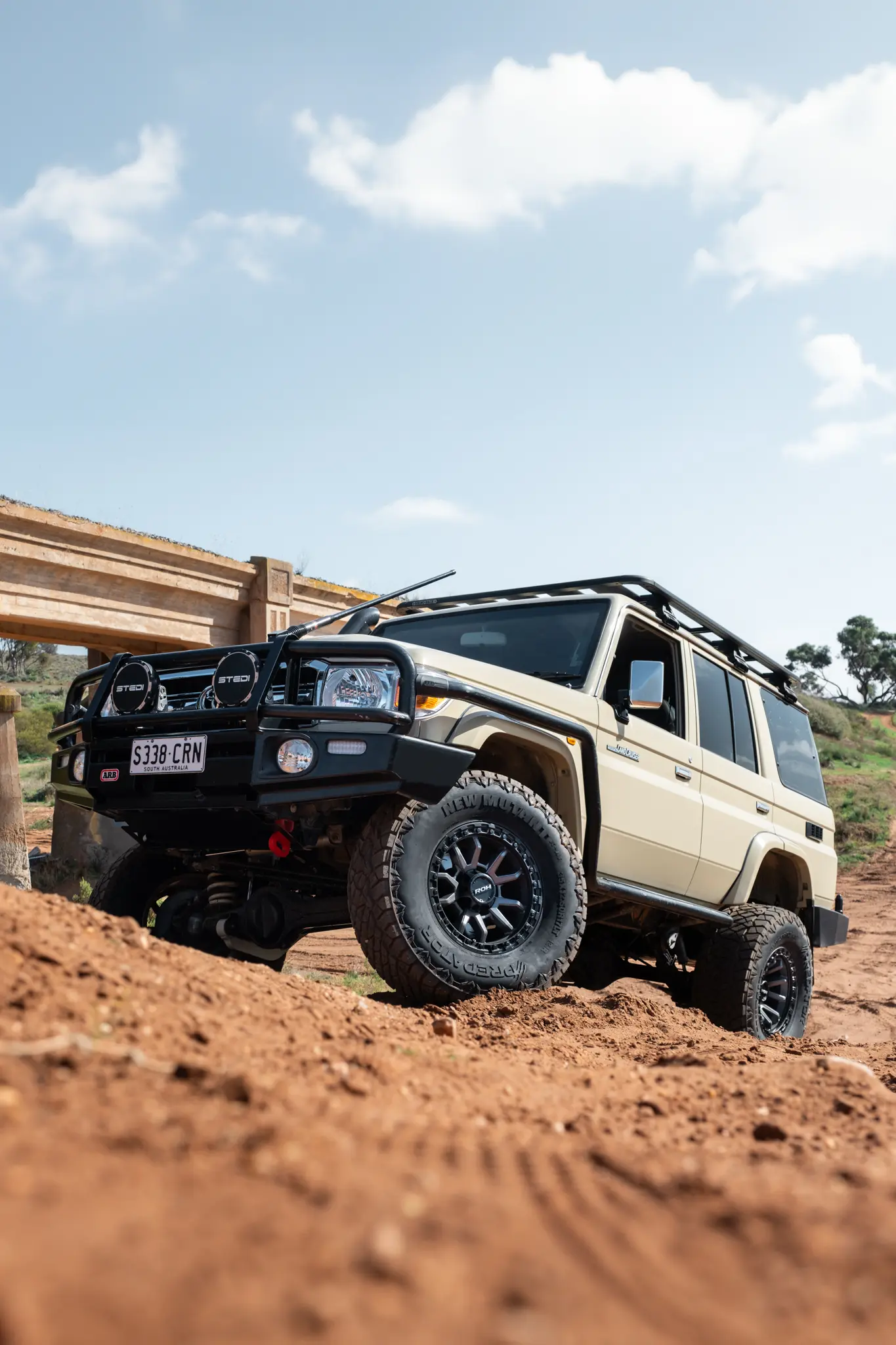 Toyota LandCruiser 76 Series with Graphite Centre Black Lip Raid 5 4x4 Wheel off road