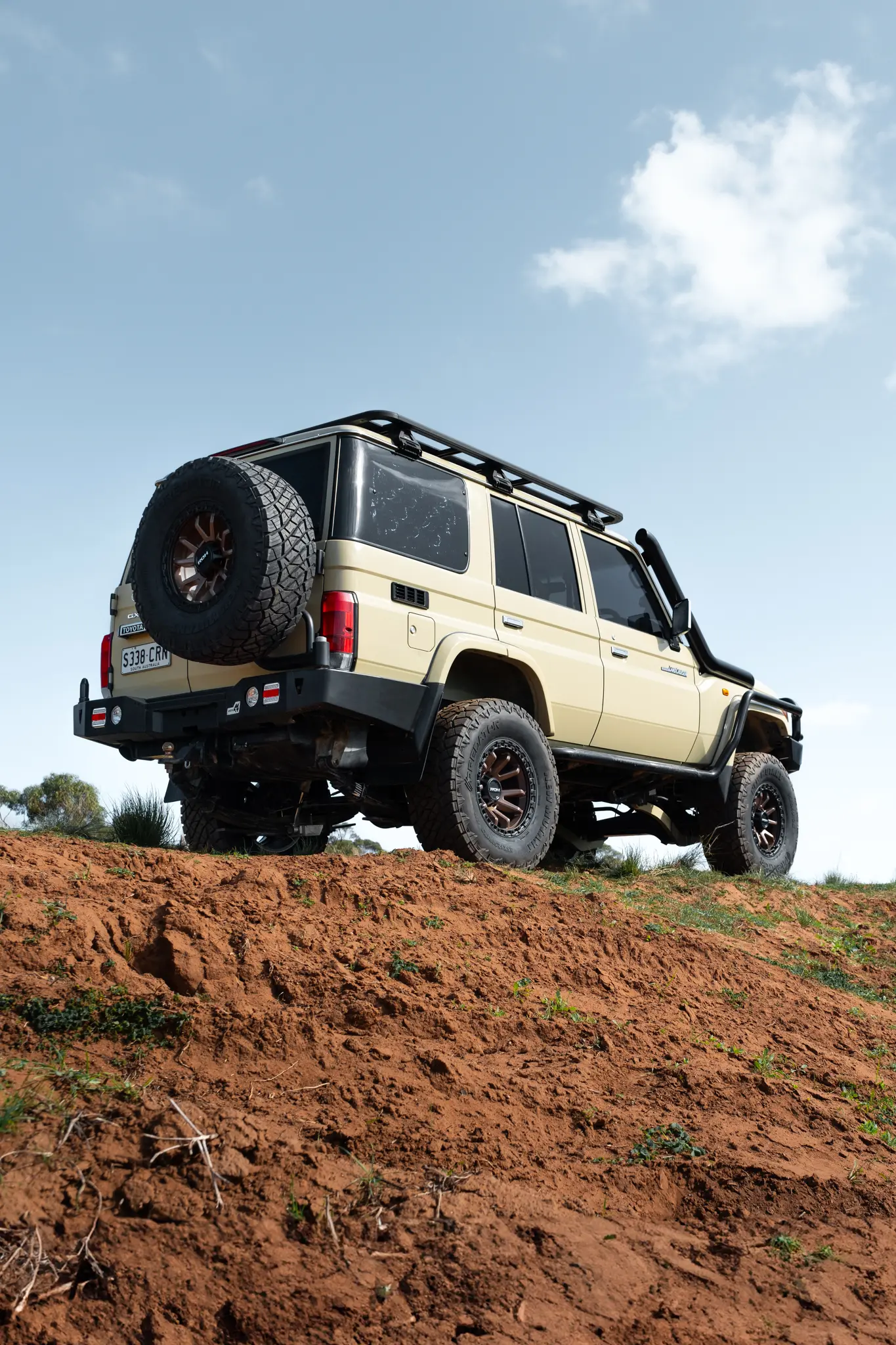 Toyota LandCruiser 76 Series Landcruiser with Bronze Centre Black Lip Raid 5 4x4 Wheel off road