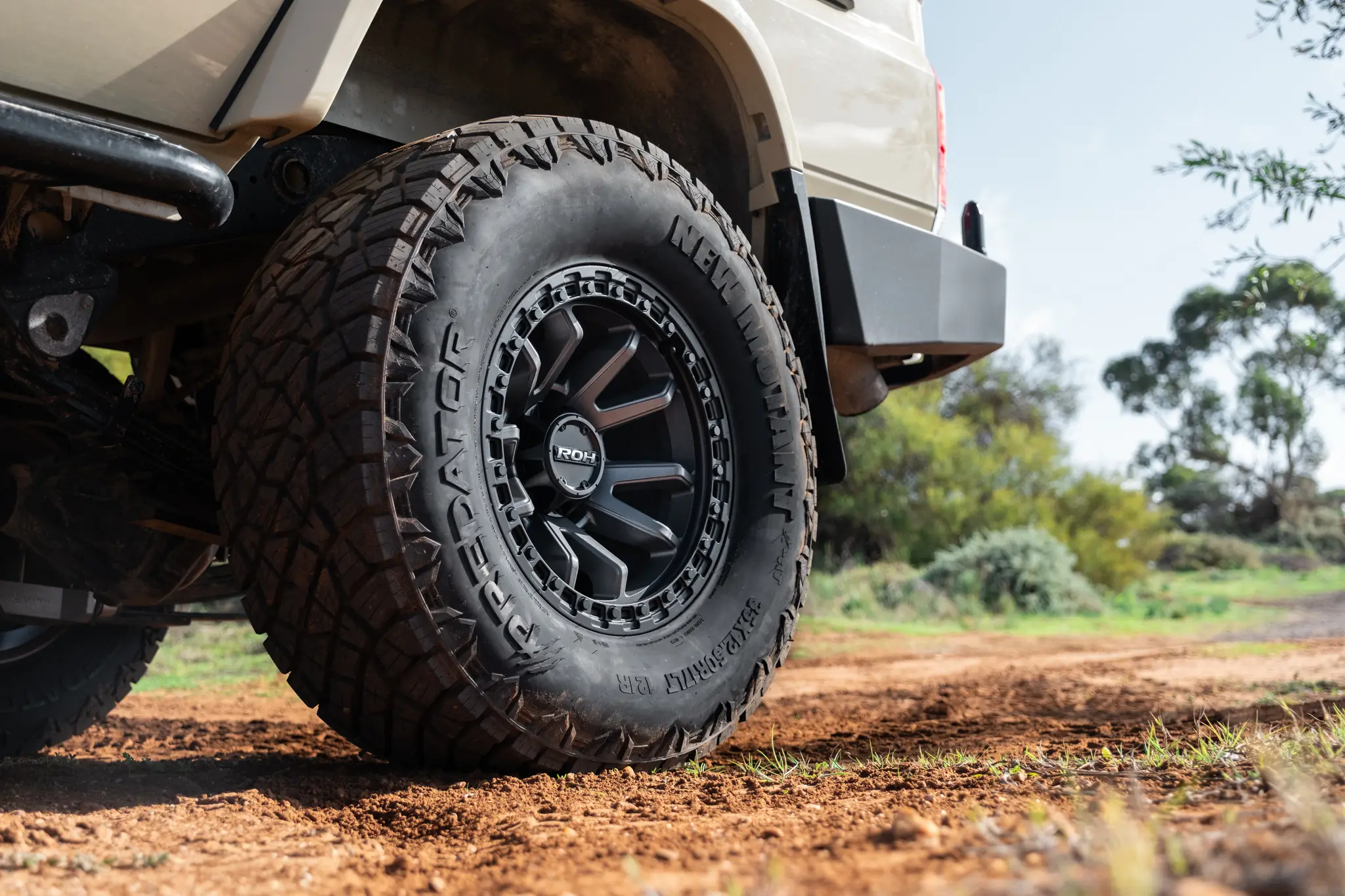 Toyota LandCruiser 76 Series with Graphite Centre Black Lip Raid 5 4x4 Wheel off road