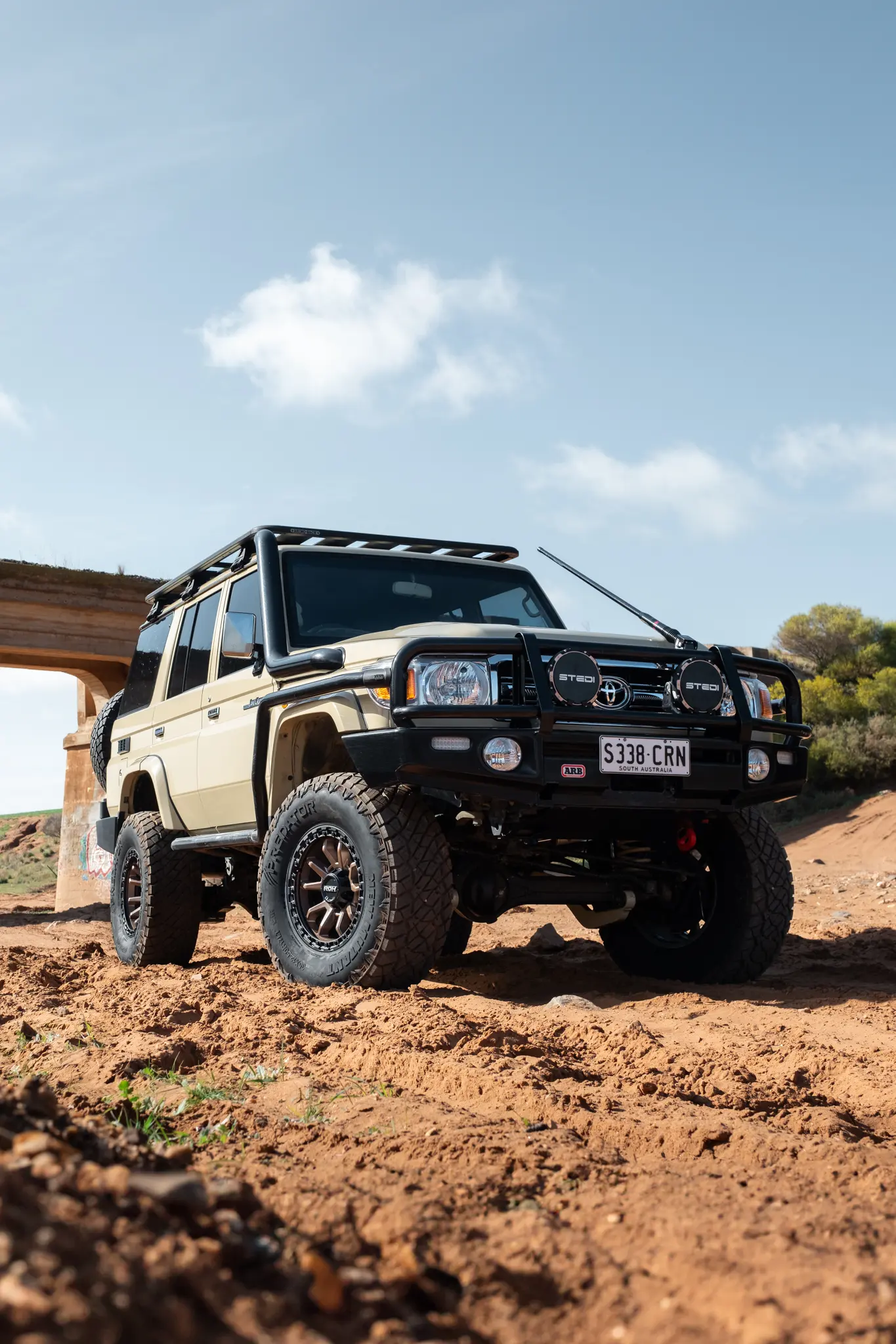 Toyota LandCruiser 76 Series Landcruiser with Bronze Centre Black Lip Raid 5 4x4 Wheel off road