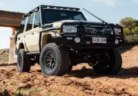 Toyota LandCruiser 76 Series Landcruiser with Bronze Centre Black Lip Raid 5 4x4 Wheel off road