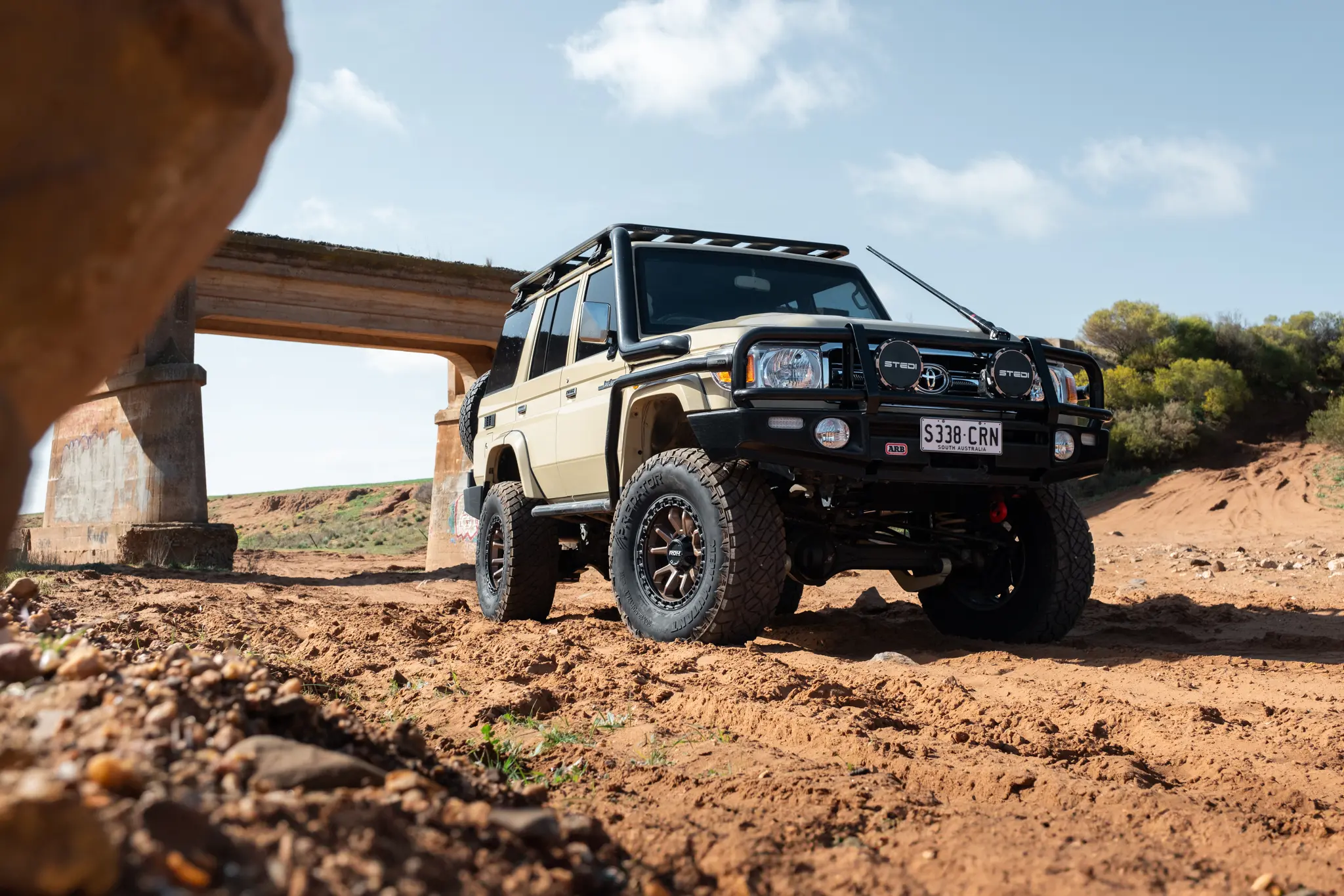 Toyota LandCruiser 76 Series Landcruiser with Bronze Centre Black Lip Raid 5 4x4 Wheel off road