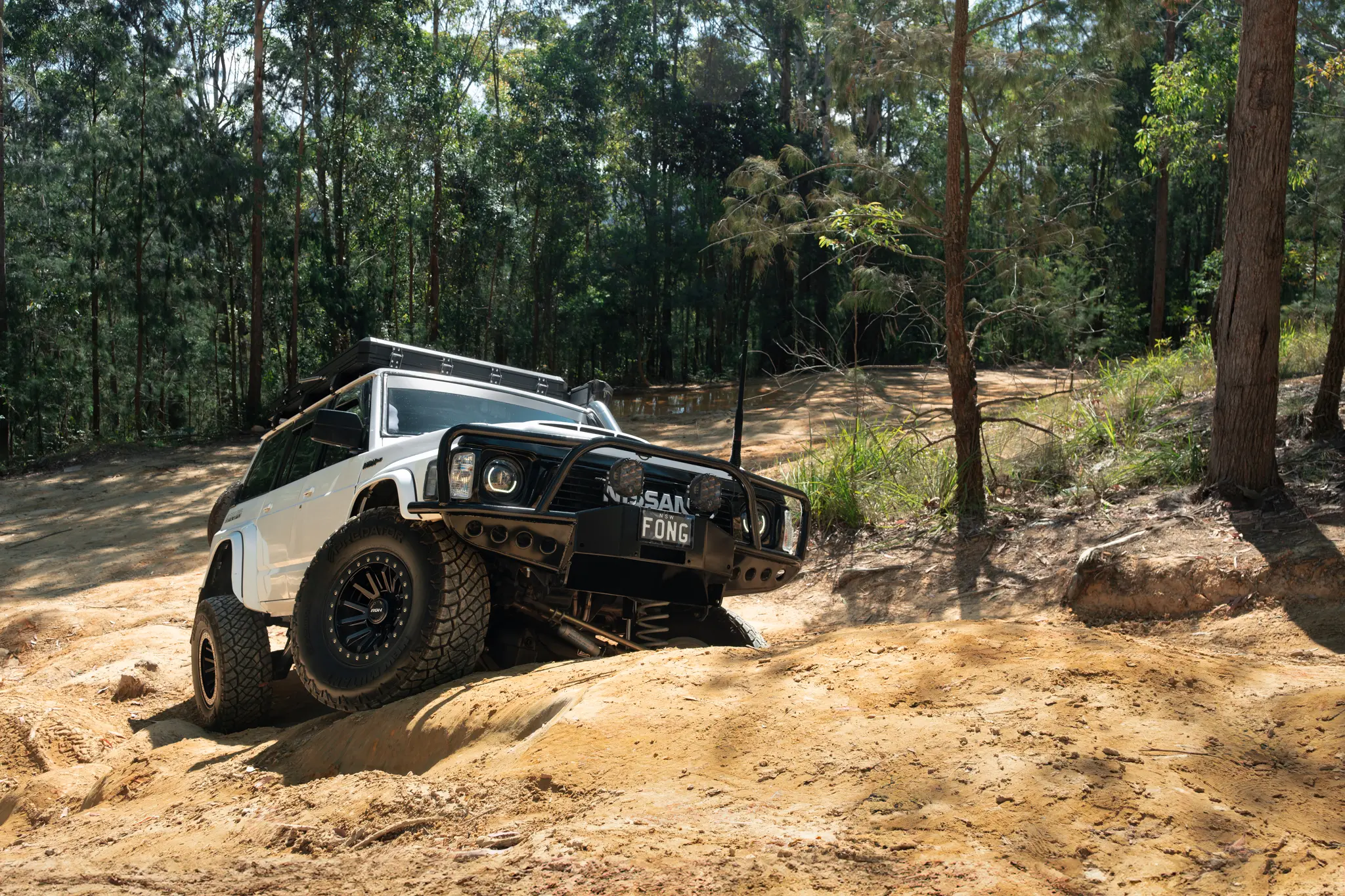 White Nissan GQ Patrol Wagon with ROH HYBRIDLOCK Zullo 17x9 -22 Matte Black 4x4 Wheel off road
