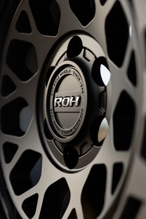 Close-up of cap on ROH Atlas Black Centre Graphite Lip 4x4 Wheel on Sand Dunes