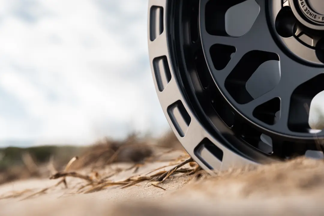 Close-up of lip on ROH Atlas Black Centre Graphite Lip 4x4 Wheel on Sand Dunes