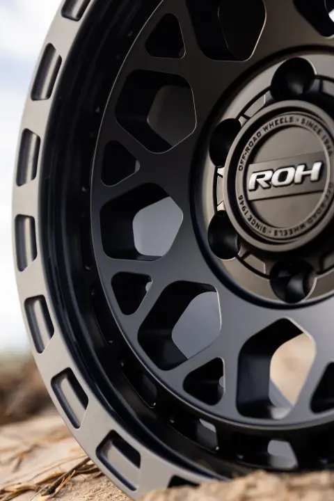 Close-up of spokes on ROH Atlas Black Centre Graphite Lip 4x4 Wheel on Sand Dunes