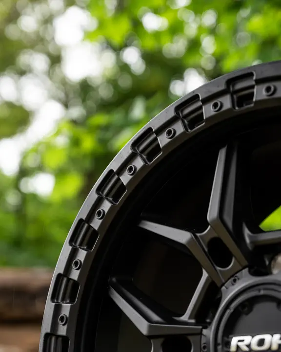 Close Up Image of Imitation Beadlock lip on ROH Axe Matte Black 4x4 Alloy Wheel