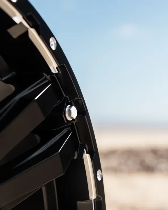 ROH Vapour 4x4 Alloy Wheel Matte Black Machined Accents on Beach bolt detail image