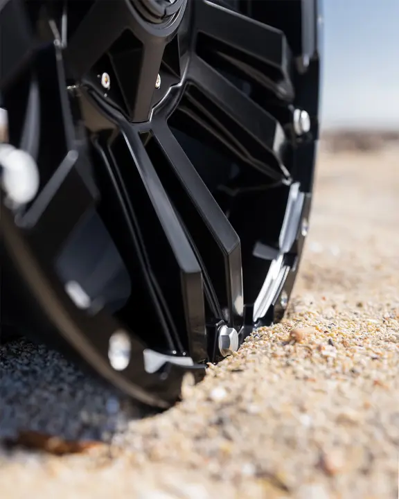 ROH Vapour 4x4 Alloy Wheel Matte Black Machined Accents on Beach spoke detail image
