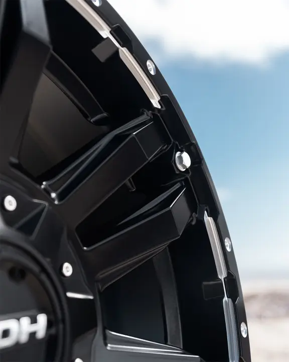 ROH Vapour 4x4 Alloy Wheel Matte Black Machined Accents on Beach detail image