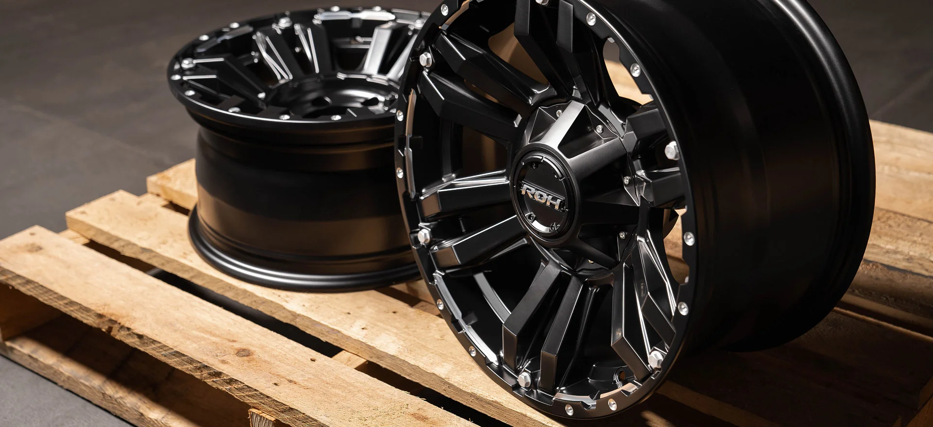 Deep concave Vapour 4x4 alloy wheel on pallet